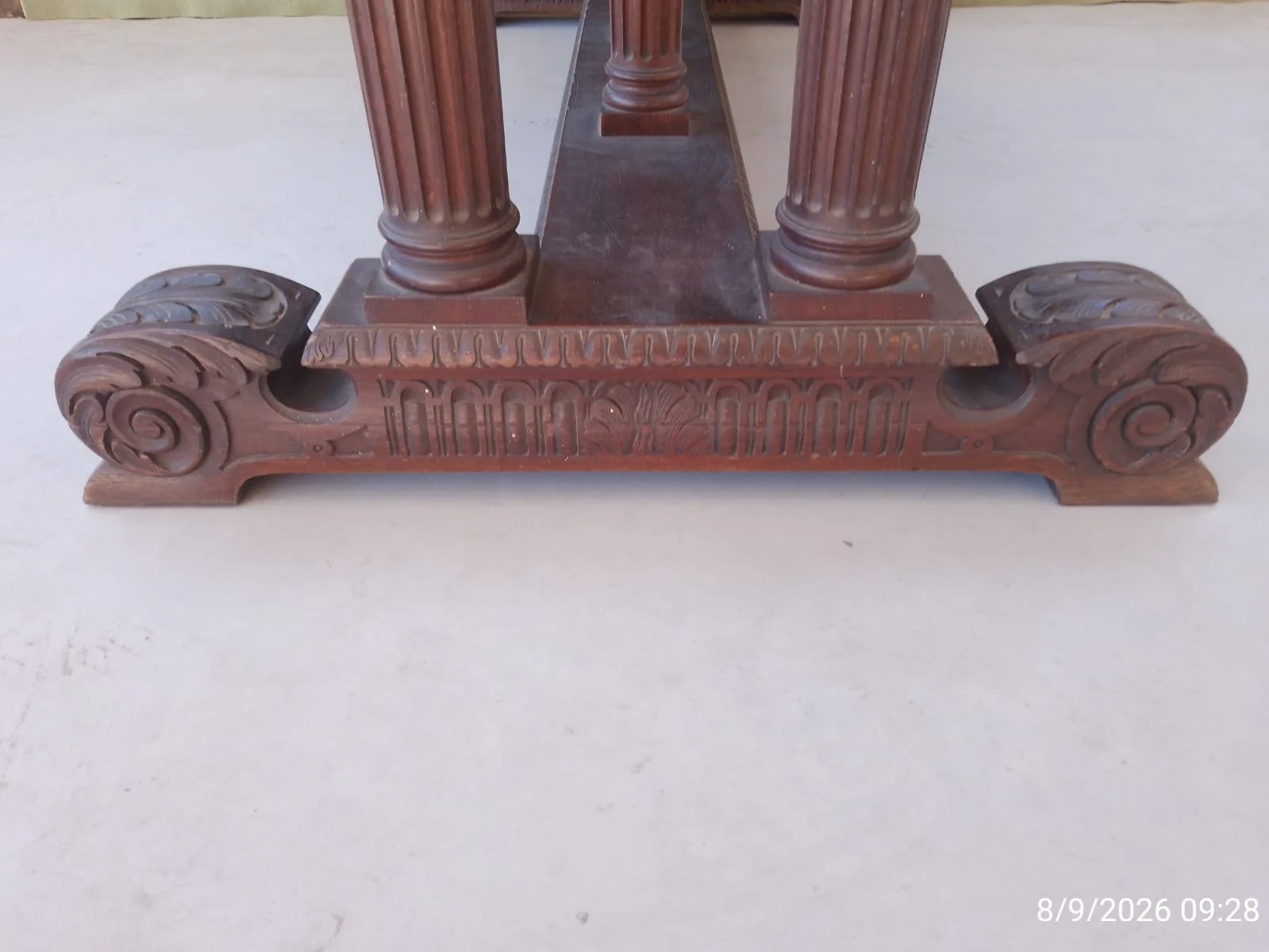 Mesa de madera antigua tallada torneada neorrenacentista — foto 8