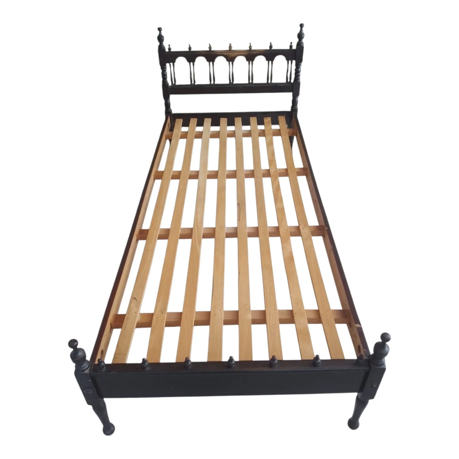 Cama de madera torneada estilo español