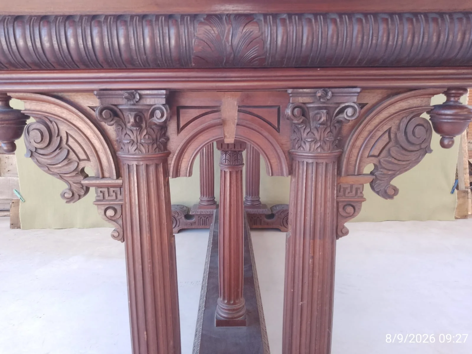 Mesa de madera antigua tallada torneada neorrenacentista — foto 7