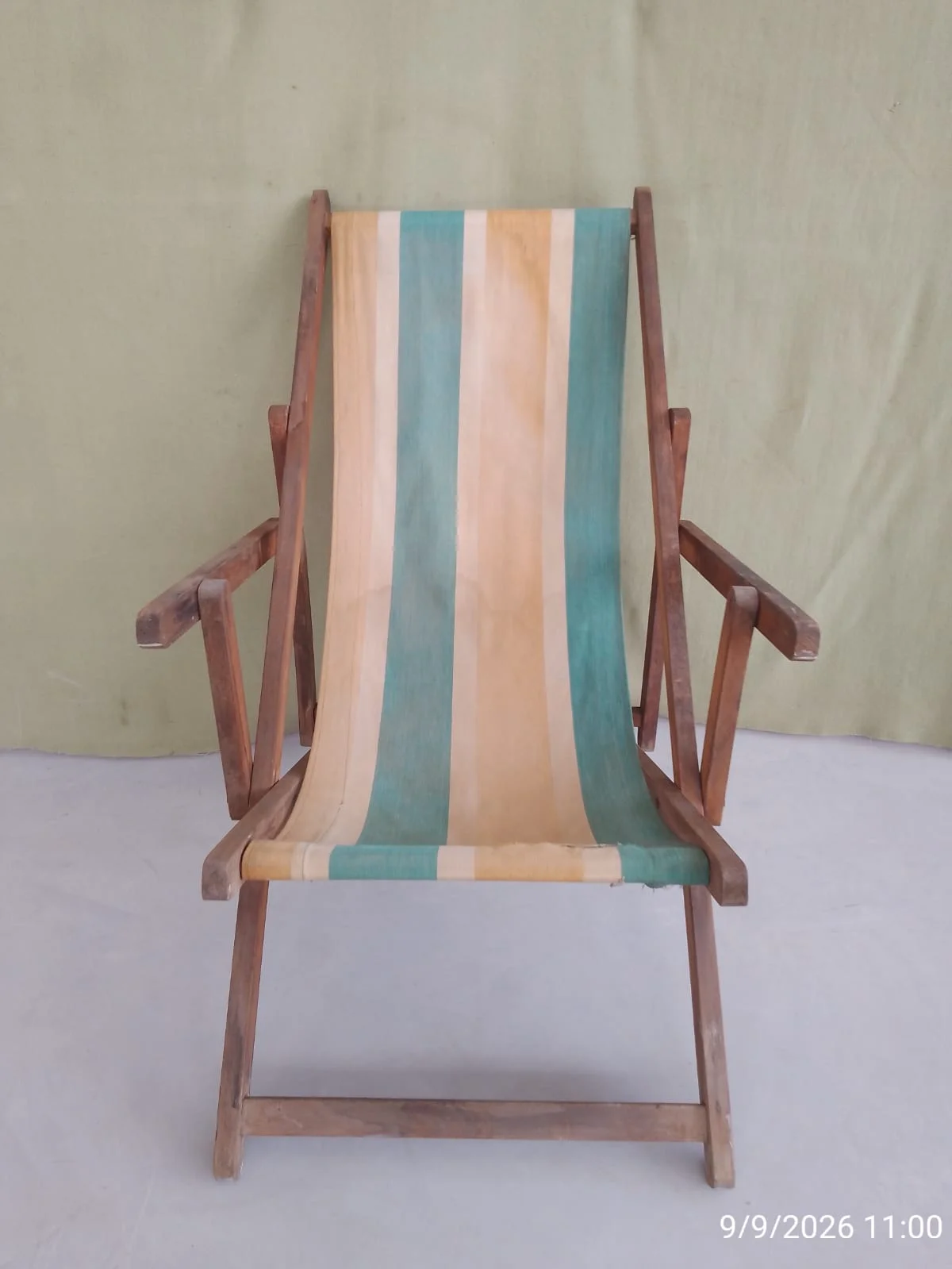 Reposera de madera y tela plegable en base verde. — foto 9