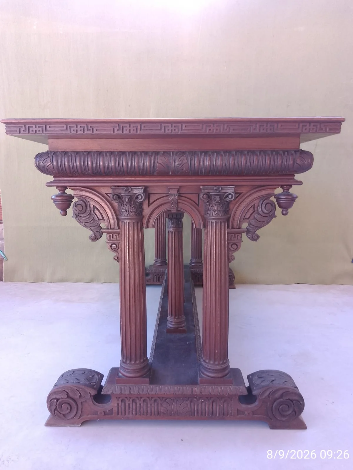 Mesa de madera antigua tallada torneada neorrenacentista — foto 4