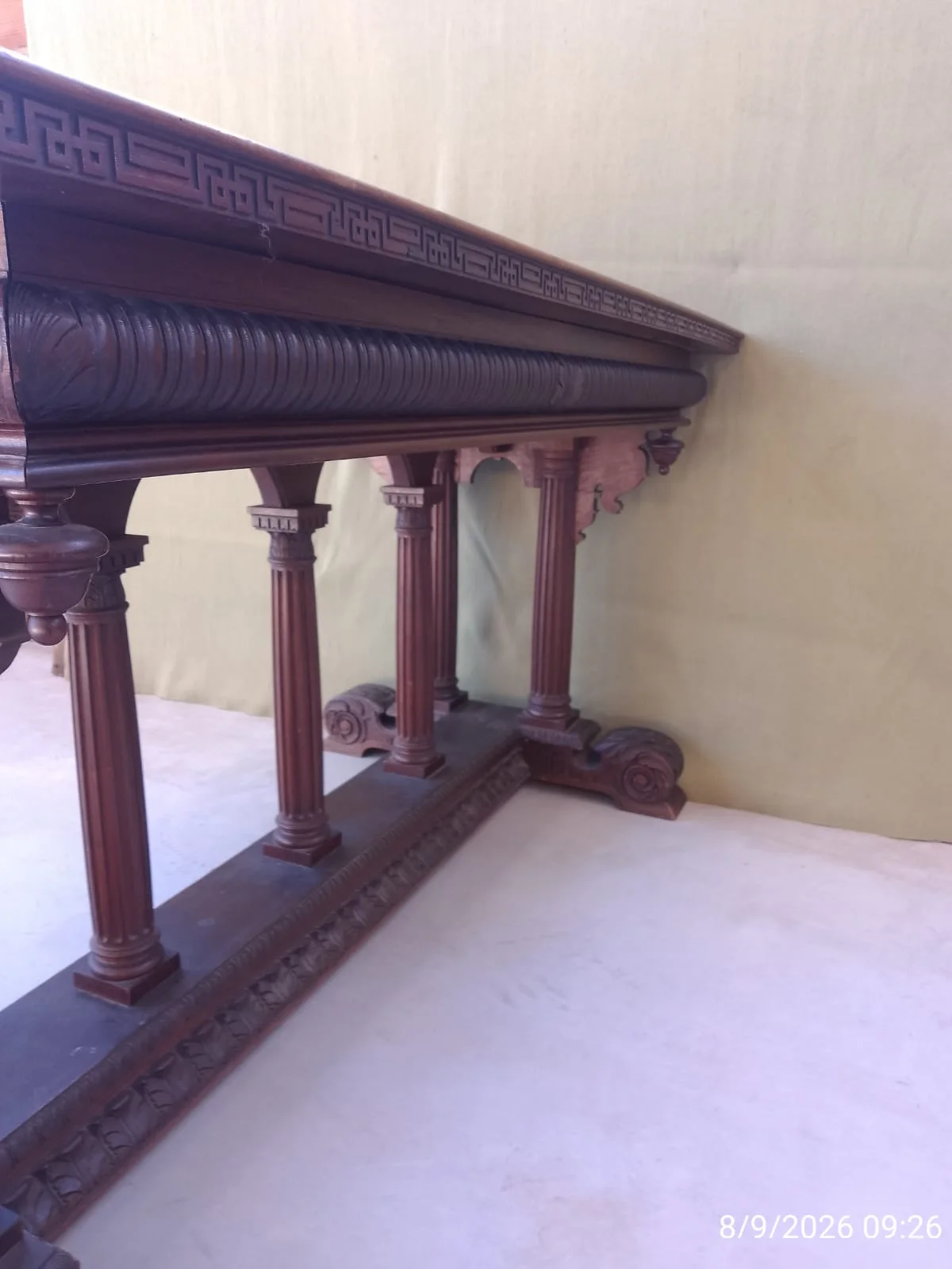 Mesa de madera antigua tallada torneada neorrenacentista — foto 5