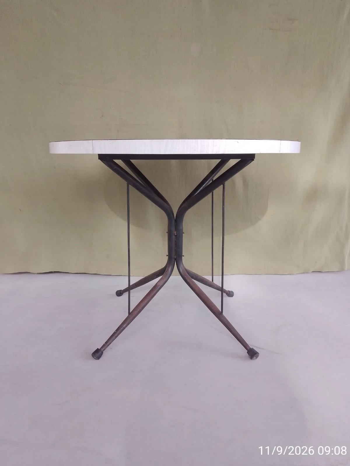 Mesa de cocina de hierro y tablero enchapado — foto 2