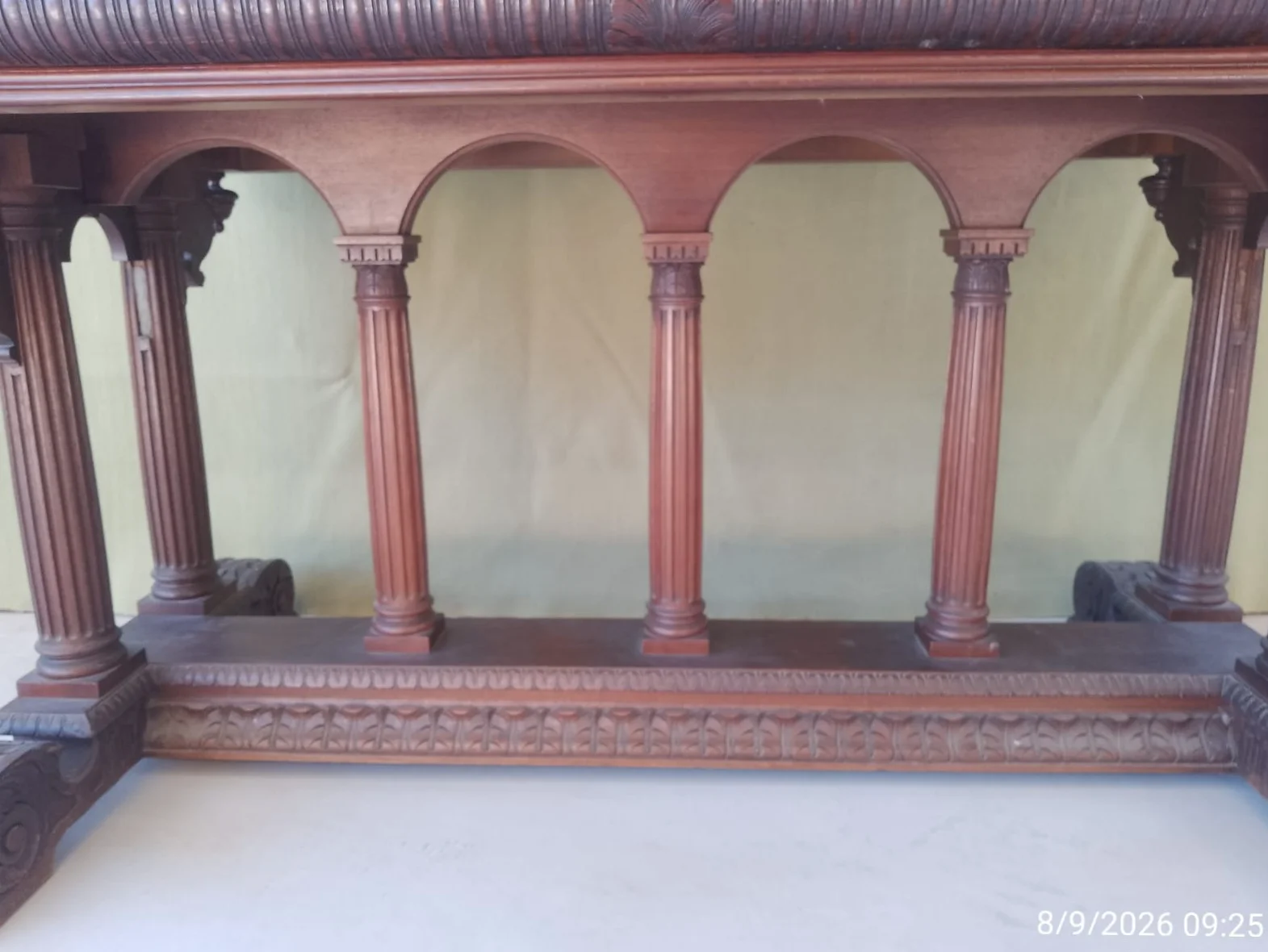 Mesa de madera antigua tallada torneada neorrenacentista — foto 3